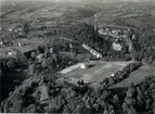 Flygfoto över en fotbollsplan intill ett industriområde i Frankrike.