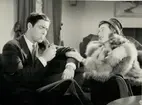 Skådespelarna Karl-Arne Holmsten och Agneta Lagerfeldt i en reklam för cigaretter från 1946.