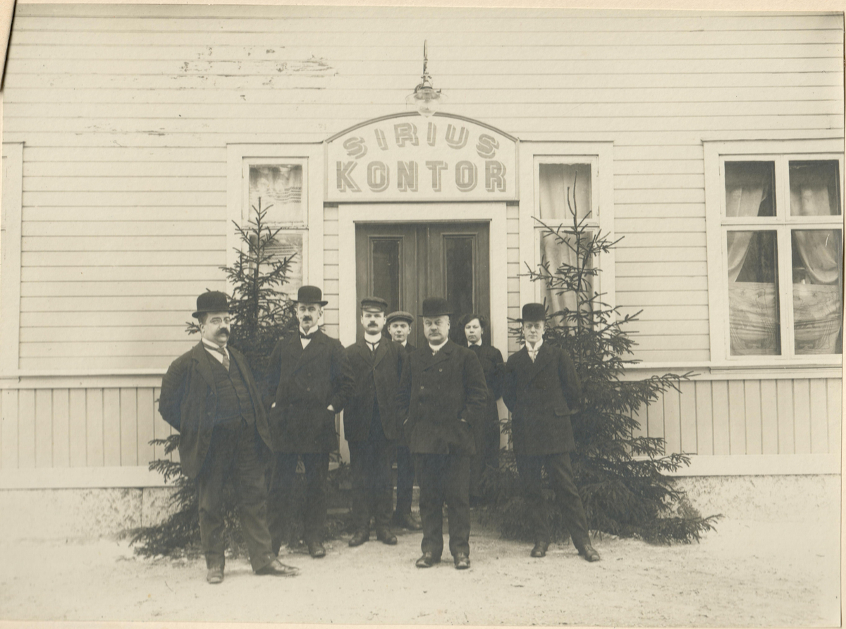 Kontoret vid Sirius tändsticksfabrik i Lidköping, 1911. Den andra personen i bild från vänster är Mathias Hallgren, initiativtagare till stiftelsen Solstickan.