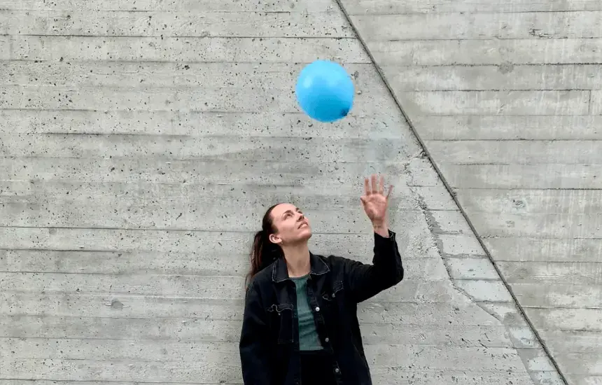 Person med blå ballong