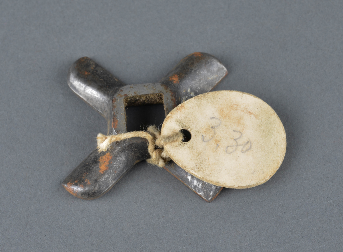 Kniv til kjøttkvern.
Firkantkryss med hull i midten. 
Reservedel, eller slitedel som gjerne ble byttet ut.