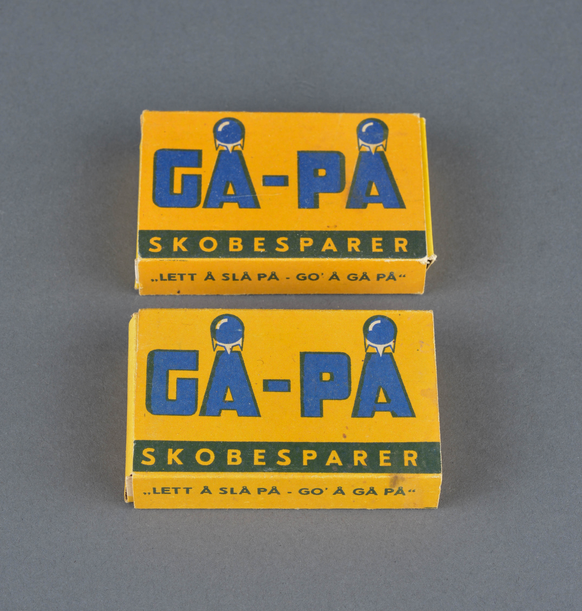 2 esker med skobeskarere av merket "Gå-På". 
Skobesparerene er runde med 3 pigger, antatt for å feste i skosålen.