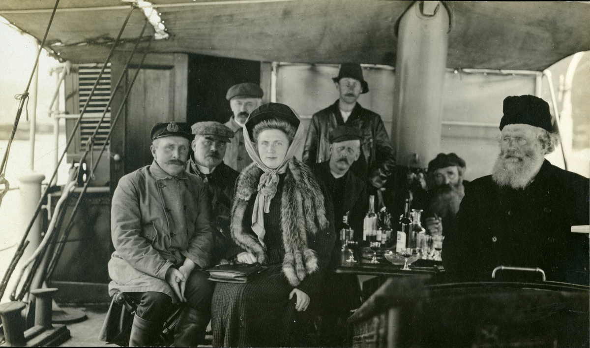 Gruppebilde. Utenfor Helgöy 15.07.1911. Telegrafverkets inspeksjonstur til Svalbard og Finneset i 1911. 