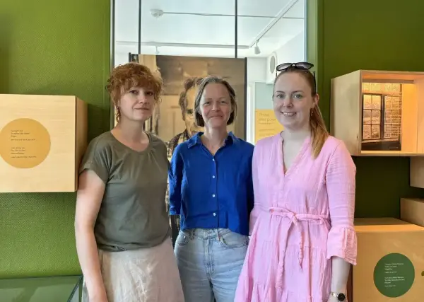 Bilete av programansvarleg Heidi Lund Berg, arenaleiar Jorid Lekve Eide og formidlar Anja Haugland Svingen ved Haugesenteret