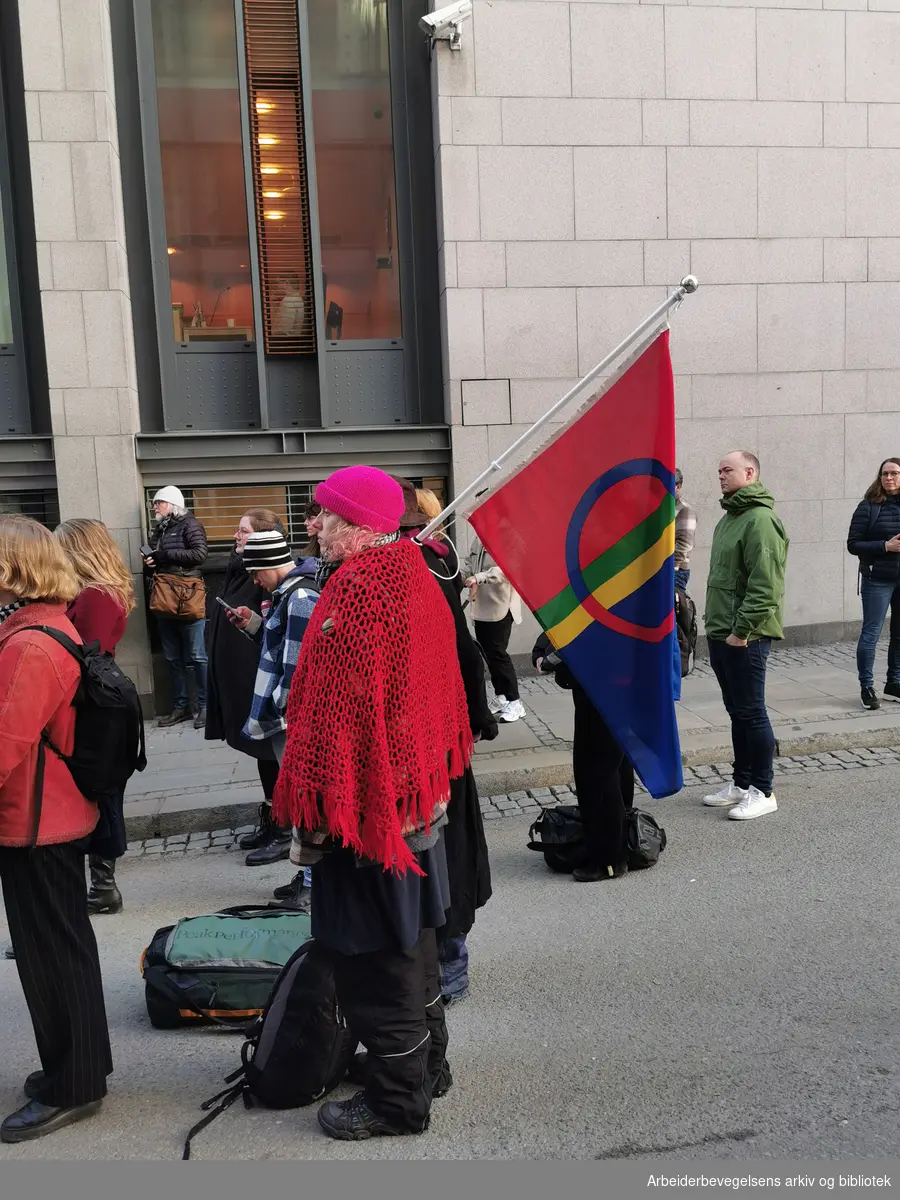 Samer protesterer utenfor Olje og Energi departementet mot de ikke godkjente vindturbinene på Fosen. Menneskerettsaktivister sperrer for inngangene til departementet 1.mars 2023.