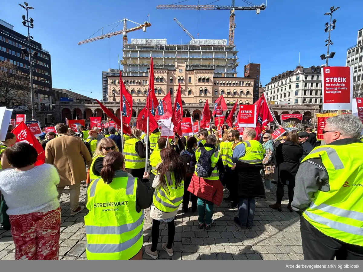 LO-medlemmer på en streikemarkering på Youngstorget i Oslo, 18. april 2023.