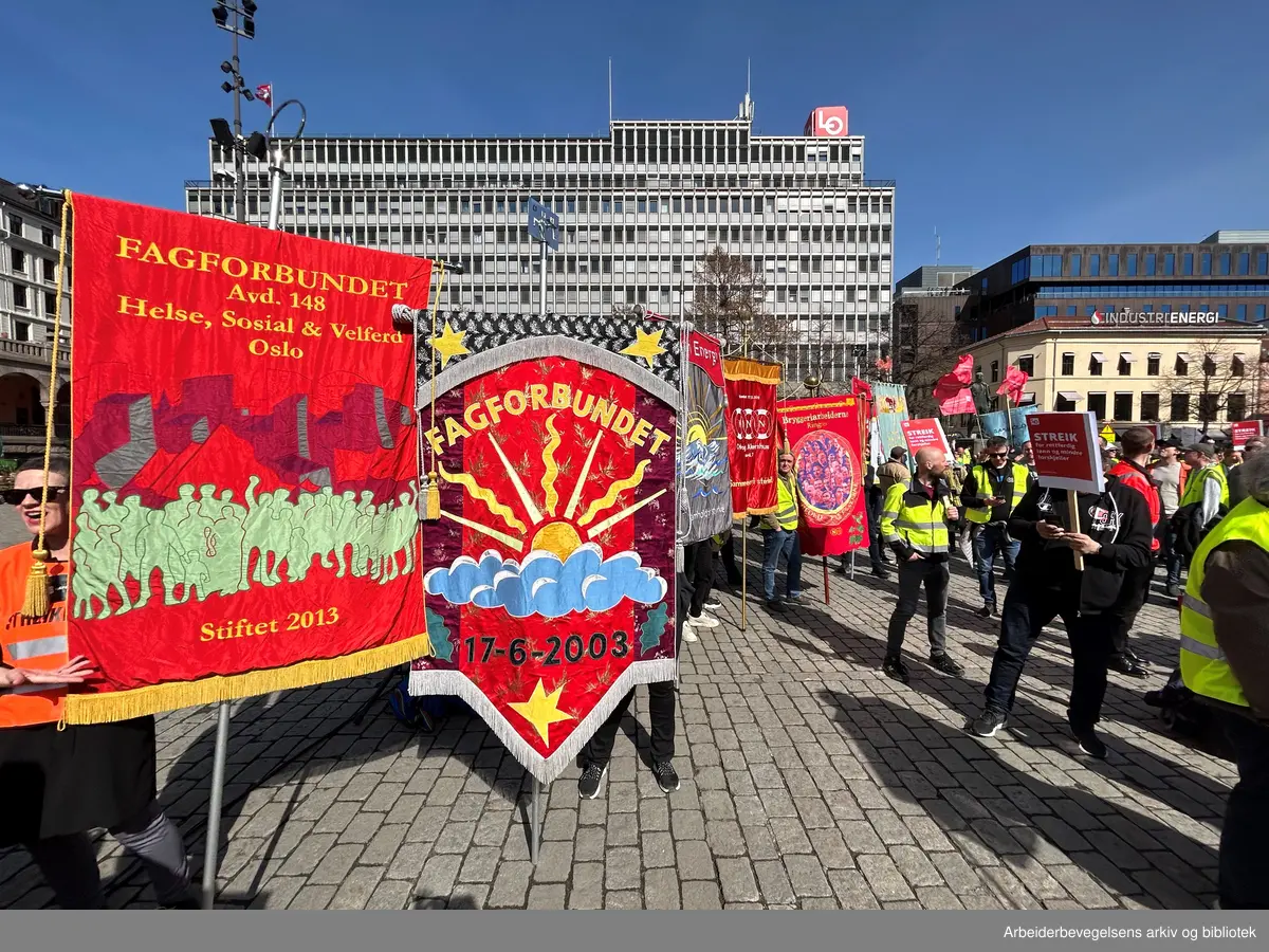 LO-medlemmer på en streikemarkering på Youngstorget i Oslo, 18. april 2023. Faner: Fagforbundet Avd. 148 Helse, sosial og velferds Oslo stiftet 2013; Fagforbundet 17-6-2003.