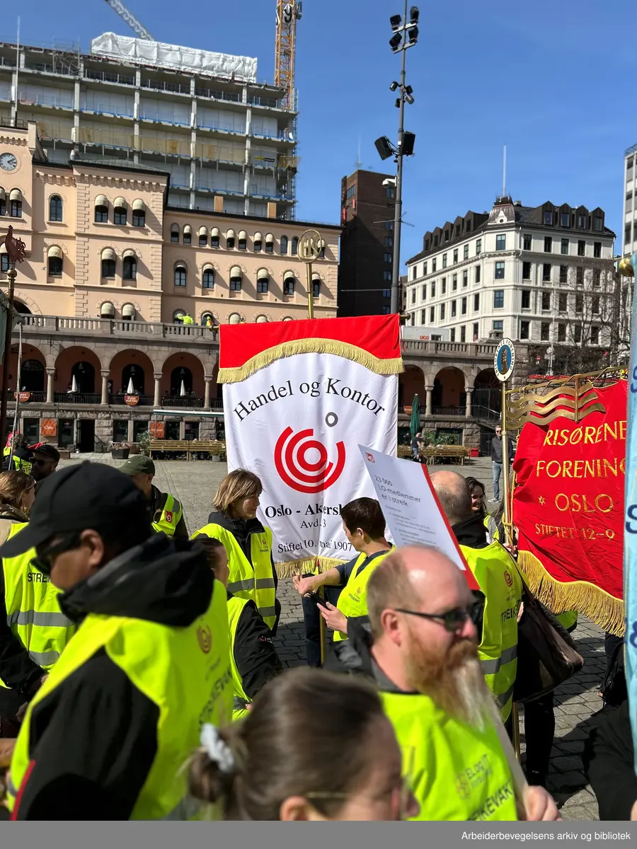LO-medlemmer på en streikemarkering på Youngstorget i Oslo, 18. april 2023. Fane: Handel og kontor Oslo - Akershus