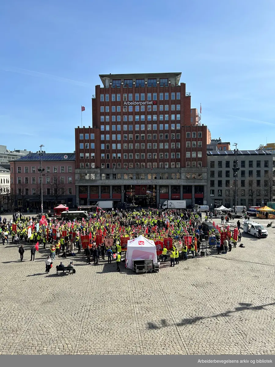 LO-medlemmer på en streikemarkering på Youngstorget i Oslo, 18. april 2023.