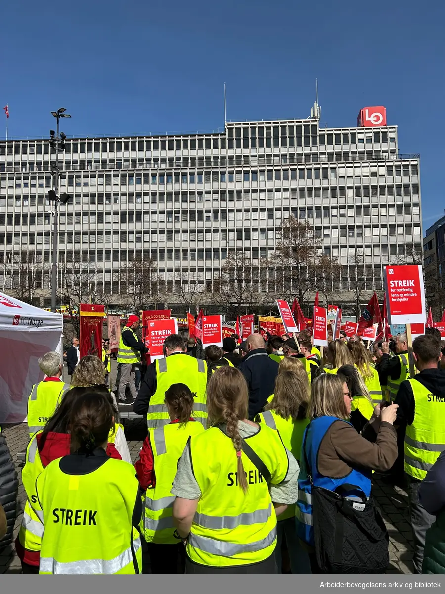 LO-medlemmer på en streikemarkering på Youngstorget i Oslo, 18. april 2023. LO-leder Peggy Hessen, Jørn Eggum i Fellesforbundet og Arne Larsen fra NNN holdt apeller.
