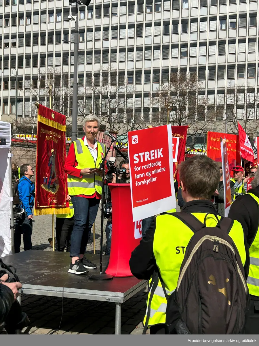 LO-leder Peggy Hessen taler LO-medlemmer på en streikemarkering på Youngstorget i Oslo, 18. april 2023.