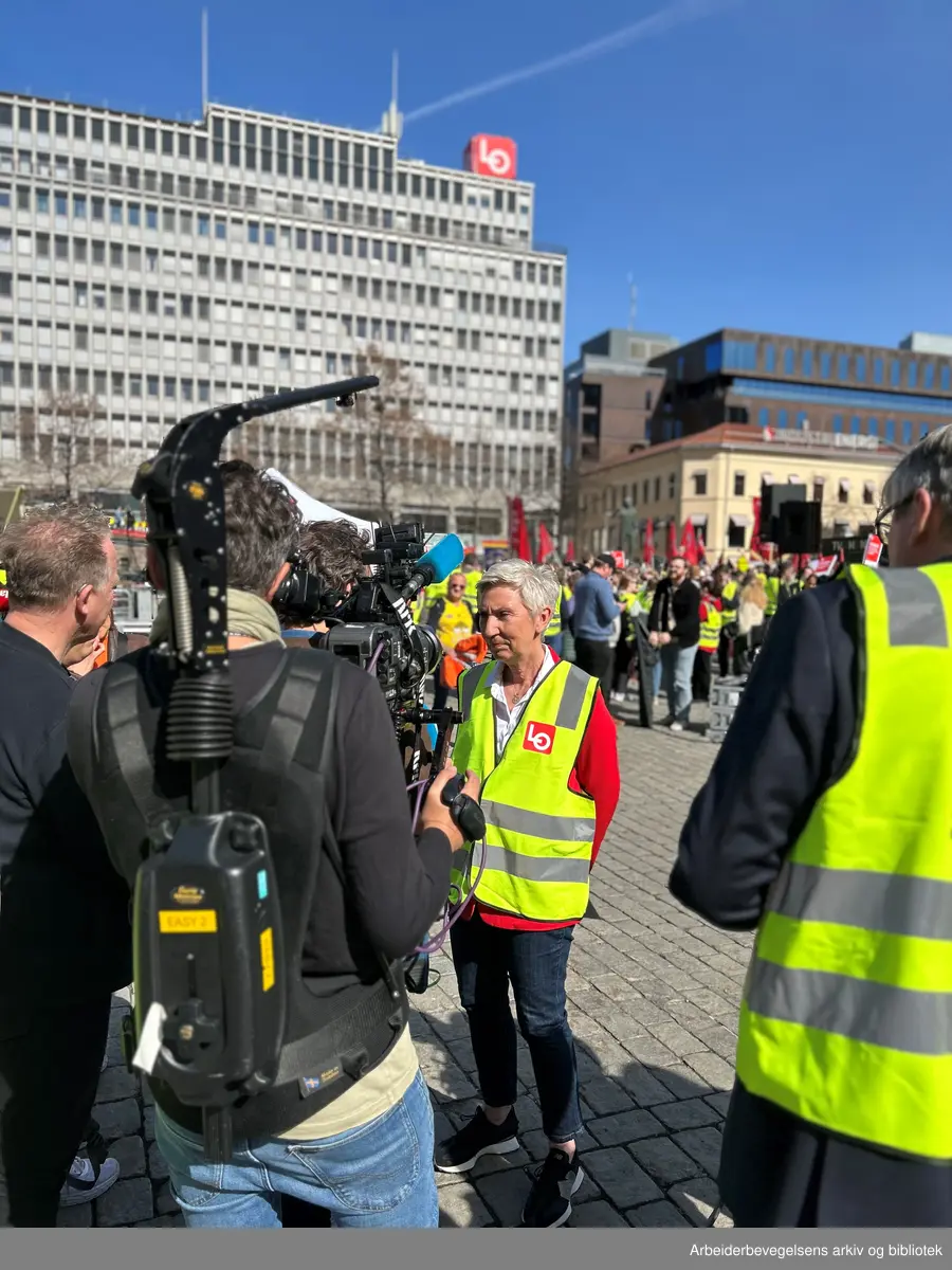LO-leder Peggy Hessen blir intervjuet av pressen etter en streikemarkering på Youngstorget i Oslo, 18. april 2023.