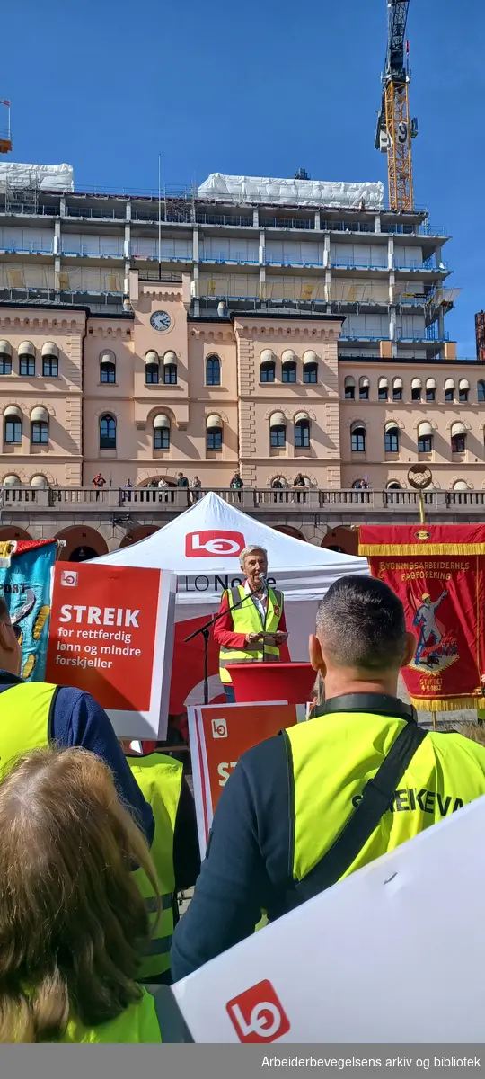 Streikemarkering for LO-medlemmer i streik på Youngstorget i Oslo, 18. april 2023. LO leder Peggy Hessen Følsvik taler.