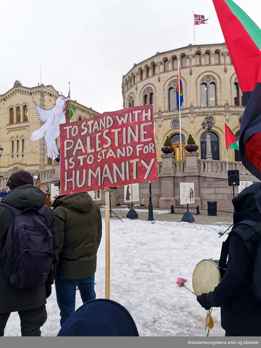 6. februar 2024. Demonstrasjon utenfor Stortinget som oppfordret poltikere til å stemme på venstresidens forslag om å igangsette sanksjoner mot Israel. (Konflikt Israel-Palestina). Plakat: " To stand with Palestine is to stand for humanity".