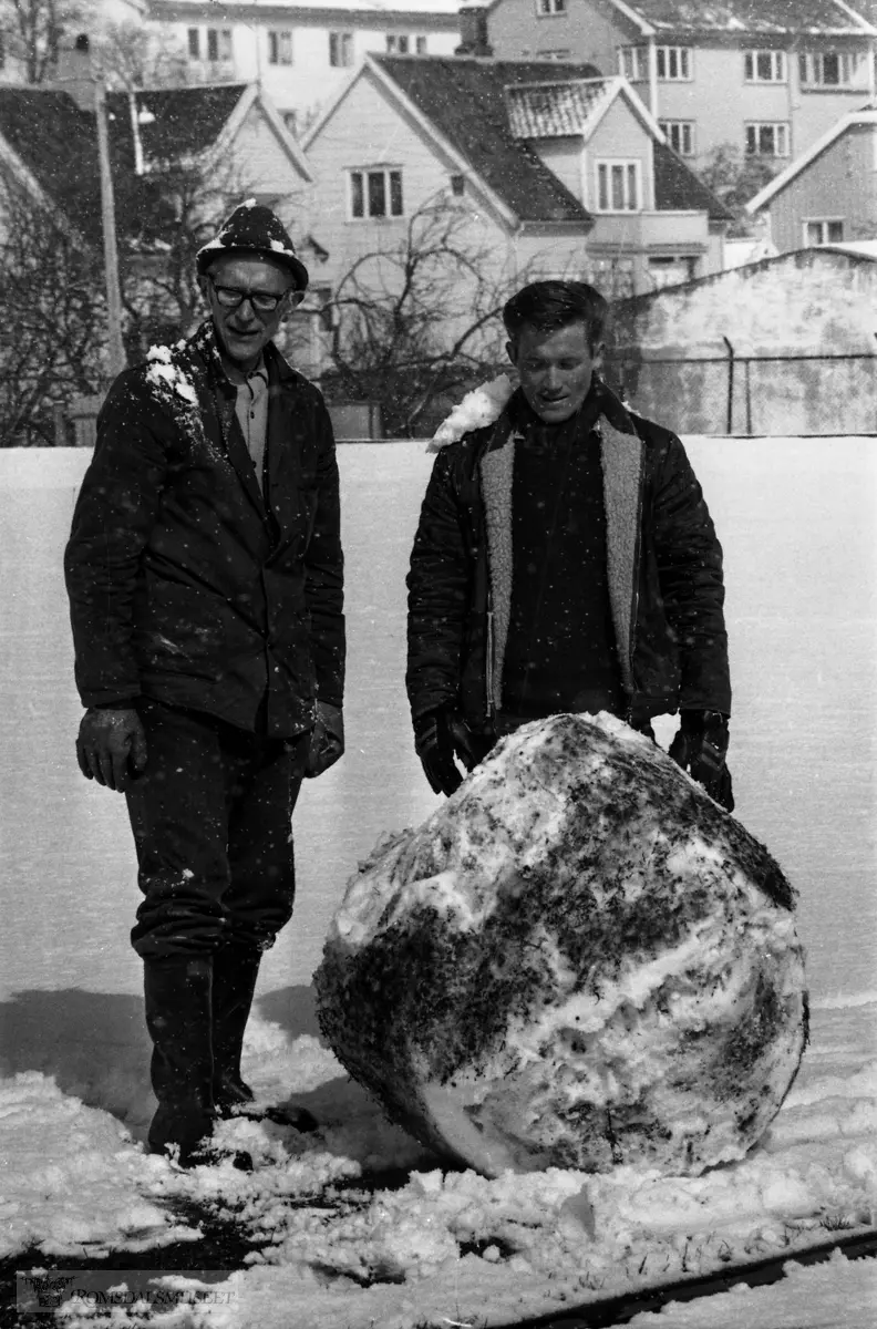 "Molde Stadion"."Roaldsetli og Holseter ruller snø før åpningskampen i 2 divisjon, 30.04.1971"