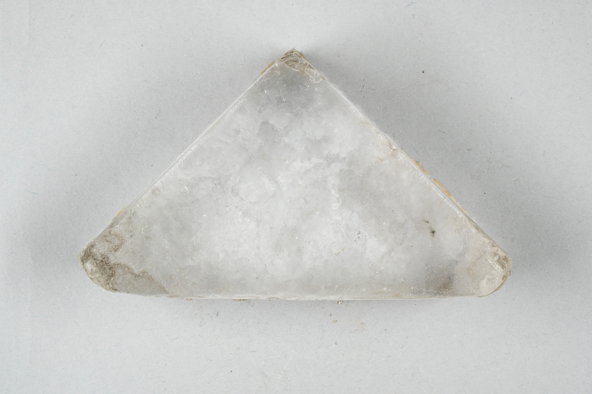 Prov av kristalliser salt, vitaktig. Tillhörande lapp med notering: "Krystalliserad Salt_".