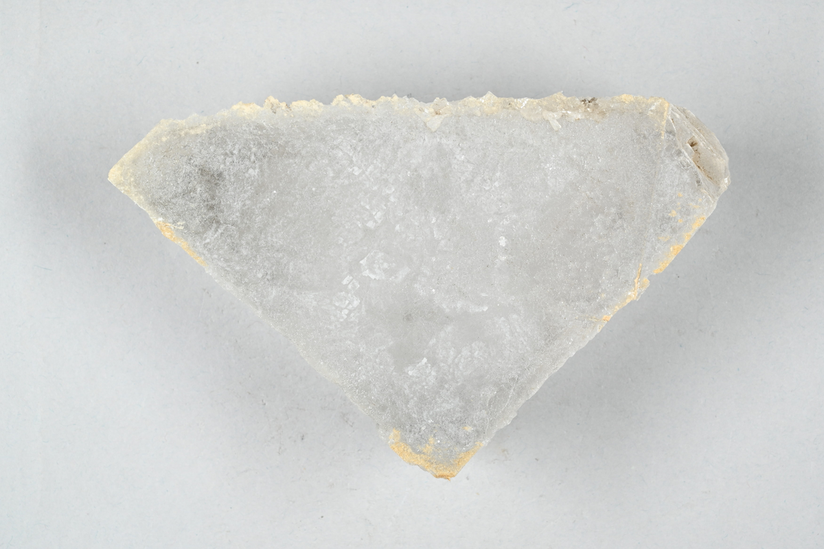 Prov av kristalliser salt, vitaktig. Tillhörande lapp med notering: "Krystalliserad Salt_".