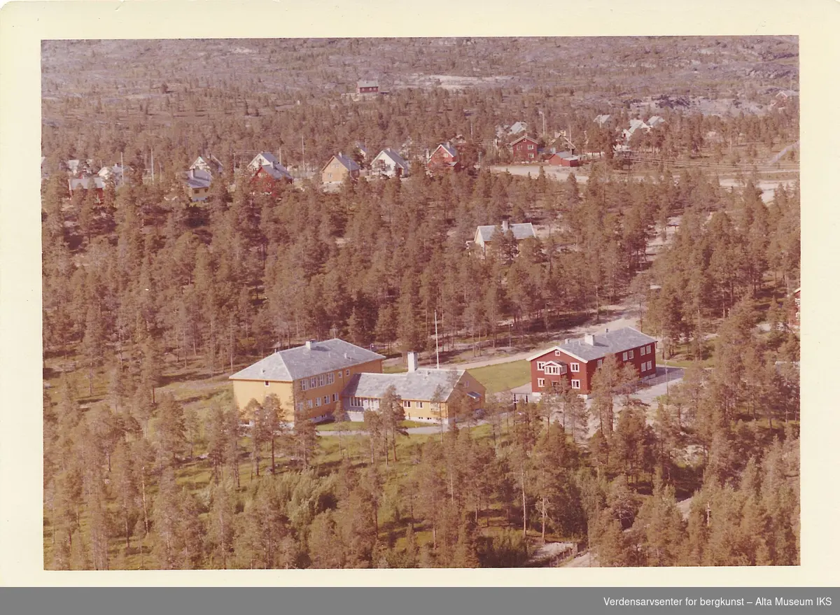 Oversiktsbilde av Finnmark husmorskole i Bossekop og skogen som står rundt.