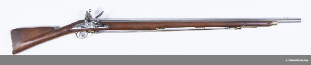 Stocken märkt 1832. Varför det kan antagas att vapnet hör till det parti engelska vapen som moderniserats vid denna tidpunkt för svenskt bruk. På svansstjärten en krönt 4:a.