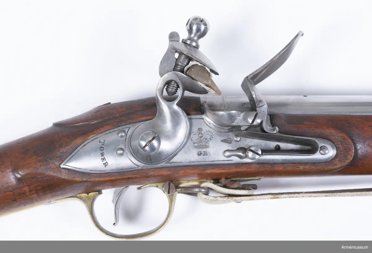 Stocken märkt 1832. Varför det kan antagas att vapnet hör till det parti engelska vapen som moderniserats vid denna tidpunkt för svenskt bruk. På svansstjärten en krönt 4:a.