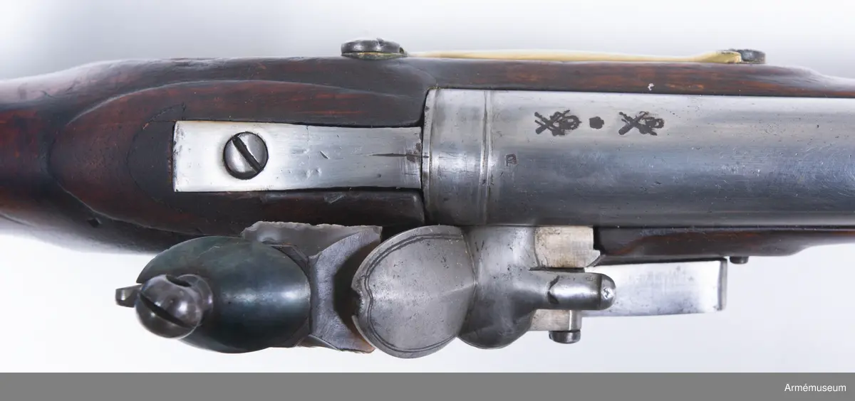 Gevär med flintlås, avsett för bajonett. Loppets relativa längd är 52 kaliber. Kaliber 19 mm, kulans vikt 31, 2 g.