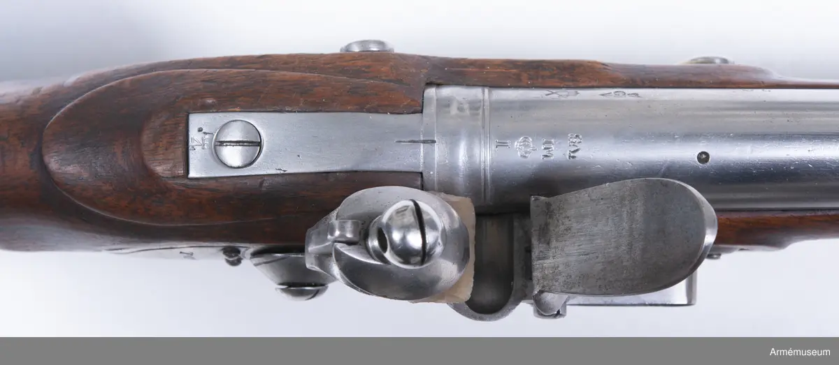 Stocken märkt 1832. Varför det kan antagas att vapnet hör till det parti engelska vapen som moderniserats vid denna tidpunkt för svenskt bruk. På svansstjärten en krönt 4:a.