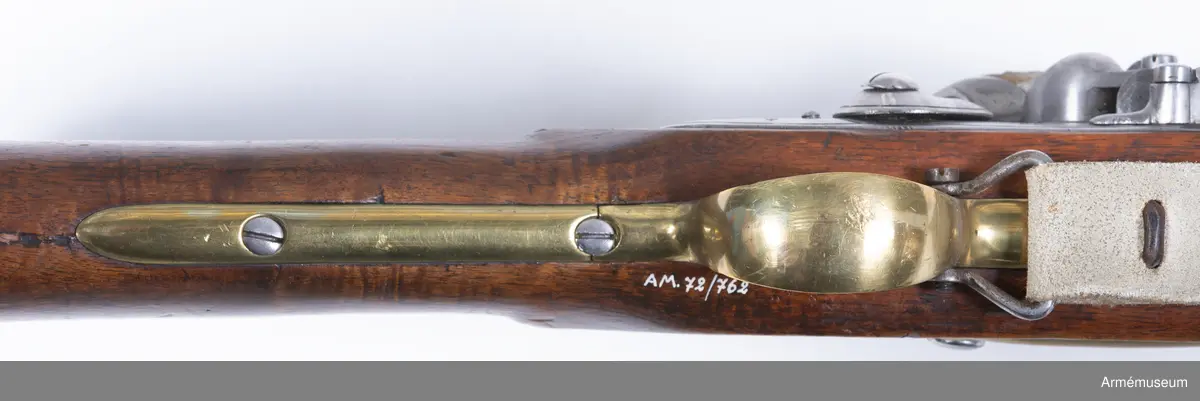 Stocken märkt 1832. Varför det kan antagas att vapnet hör till det parti engelska vapen som moderniserats vid denna tidpunkt för svenskt bruk. På svansstjärten en krönt 4:a.