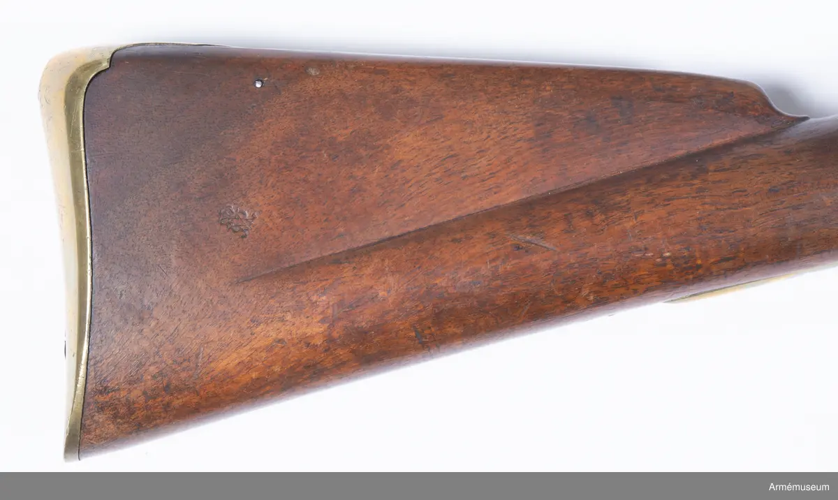 Stocken märkt 1832. Varför det kan antagas att vapnet hör till det parti engelska vapen som moderniserats vid denna tidpunkt för svenskt bruk. På svansstjärten en krönt 4:a.