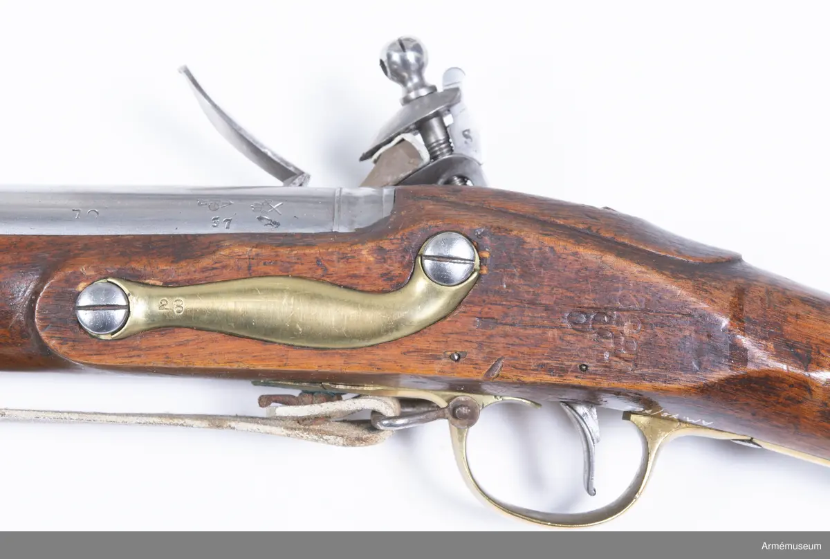 Stocken märkt 1832. Varför det kan antagas att vapnet hör till det parti engelska vapen som moderniserats vid denna tidpunkt för svenskt bruk. På svansstjärten en krönt 4:a.