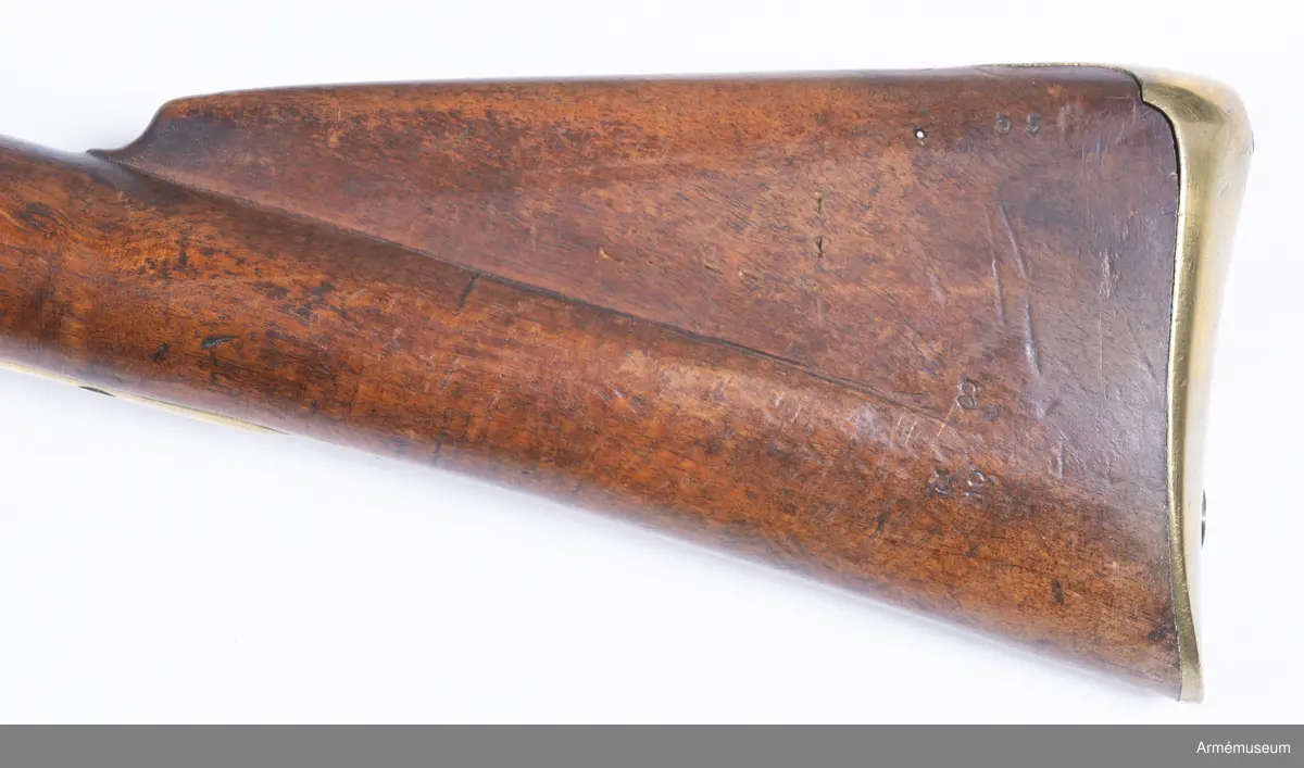 Stocken märkt 1832. Varför det kan antagas att vapnet hör till det parti engelska vapen som moderniserats vid denna tidpunkt för svenskt bruk. På svansstjärten en krönt 4:a.