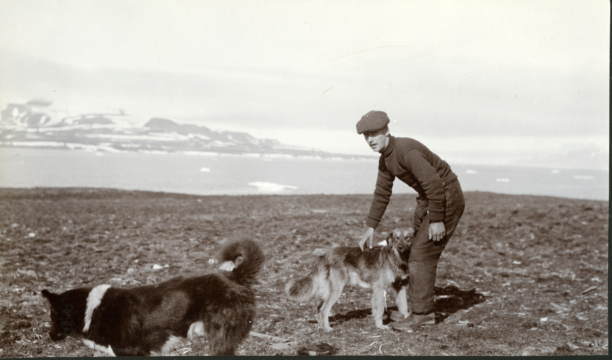 Mann med hunder. Telegrafverkets inspeksjonstur til Svalbard og Finneset i 1911. 
