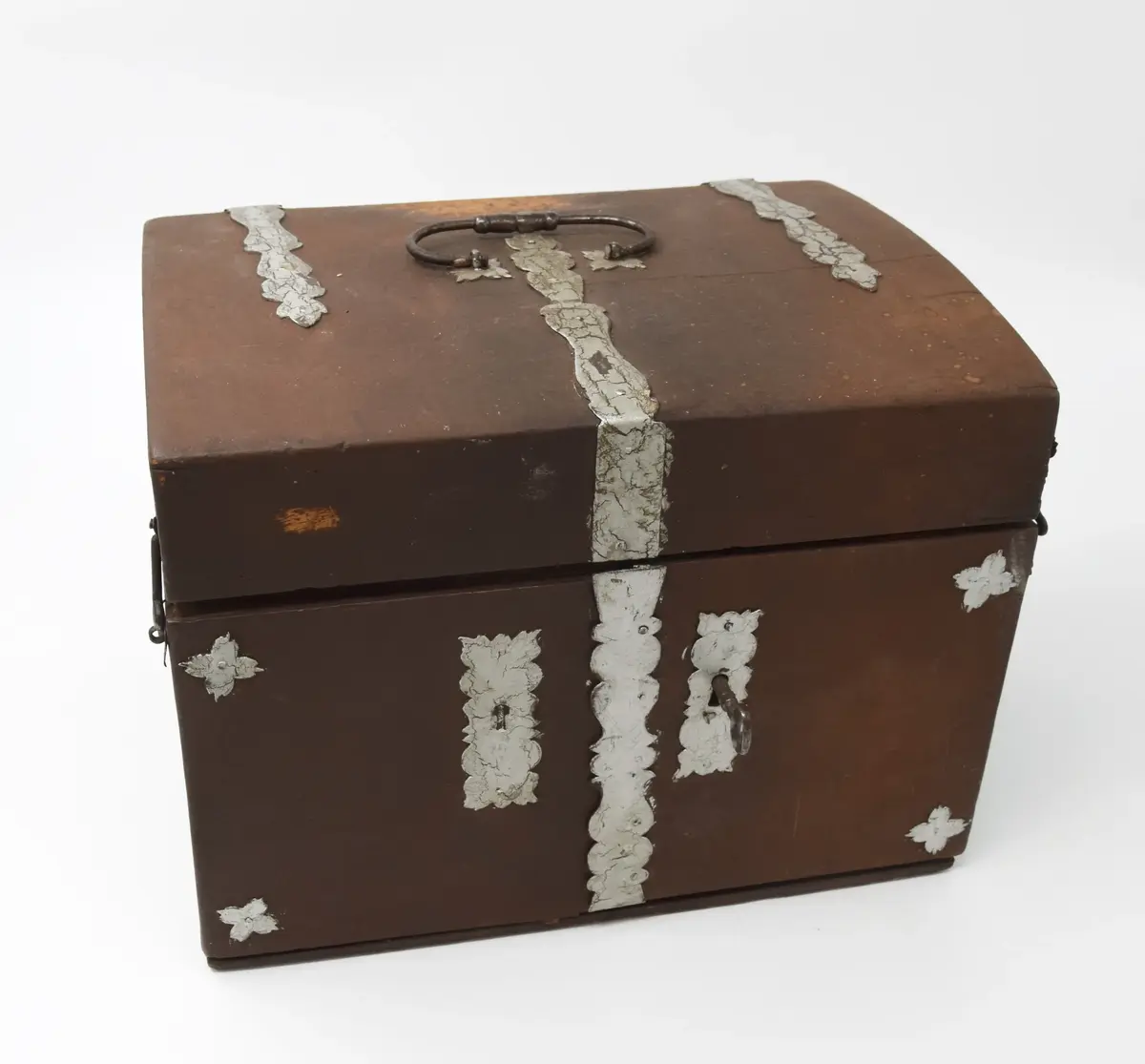 Medikamentlåda, av lövträ. Rektangulärt skrin, som är limmat samman. Försett med kupigt lock på gångjärn. På locket ett handtag av en järnten. Gångjärnen är förlängda till beslag i silverfärg liknande växtornament. Liknande beslag finns på framsidan och runt nyckelhålen. I hörnen finns beslag liknande blommor. Beslagen är gjorda av 1,6 mm tjock plåt. Stängs med nyckel samt hakar på lockets sidor. Främre delen av skrinet är uppdelad i två delar som kan svängas ut åt sidorna på gångjärn på skrinets sidor. Skrinet är uppdelat i tre våningar: den översta består av kubiska fack, var i glasflaskor och glas och plåtburkar med medicin i. Andra våningen består av små lådor klädda inuti med papper. Understa våningen består av en stor låda innehållande en våg av järn med skålar av guttaperka. Insidan av locket är klätt med papper med växtrankor och i mitten inom en ram två krönta örnar under en större krona.