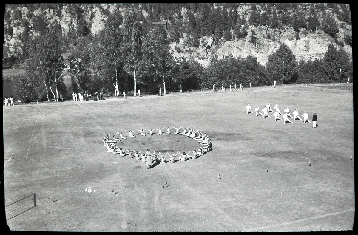 Foto av kvinner og menn på turnstevne på Skotfoss 1939

Påskrift på konvolutt: Turnstevnet, Skotfoss, 29/5 - 39