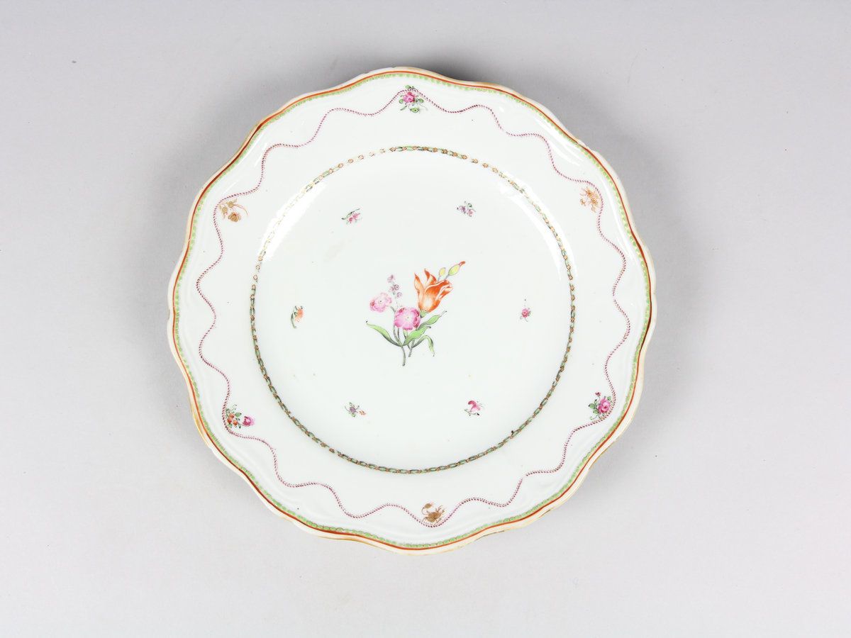 Floralt motiv med slingor och bårder.