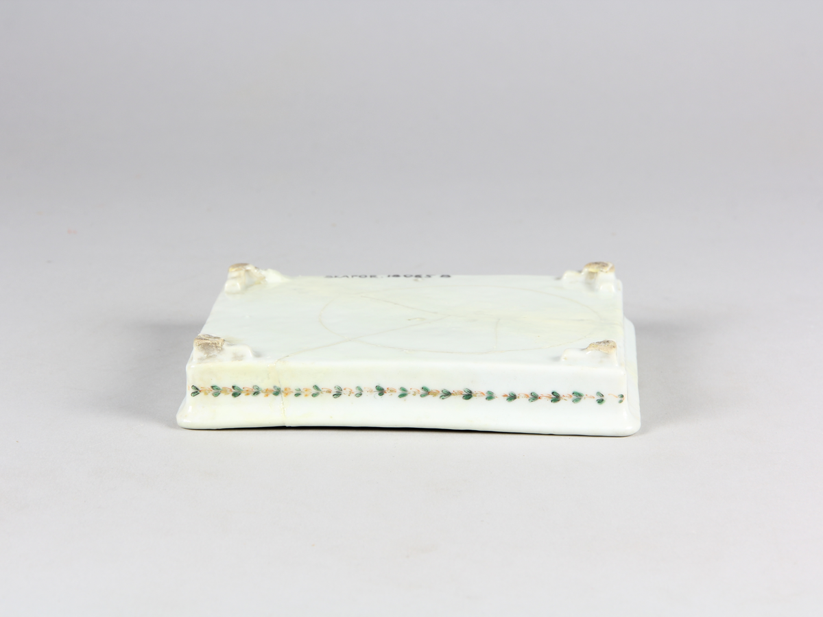 Floralt motiv med slingor och bårder.