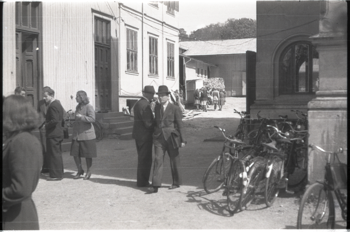 Foto av menn og kvinner utenfor Latinskolen i Skien, rektor Ørns gate 

Påskrift på konvolutt: Russen