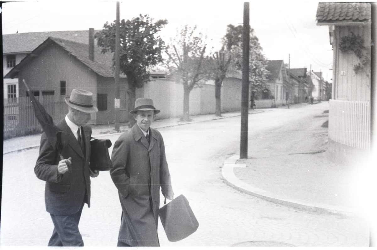 Foto av menn med koffert på gate 

Påskrift på konvolutt: Russen