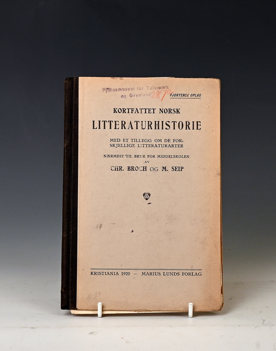 Broch og Seip. Kortfattet norsk litteraturhistorie for middelskolen. Kr.a. 1915. 
C. Broch og Seip. Kortfattet norsk litteraturhistorie for middelskolen. Fjortende oplag,1920