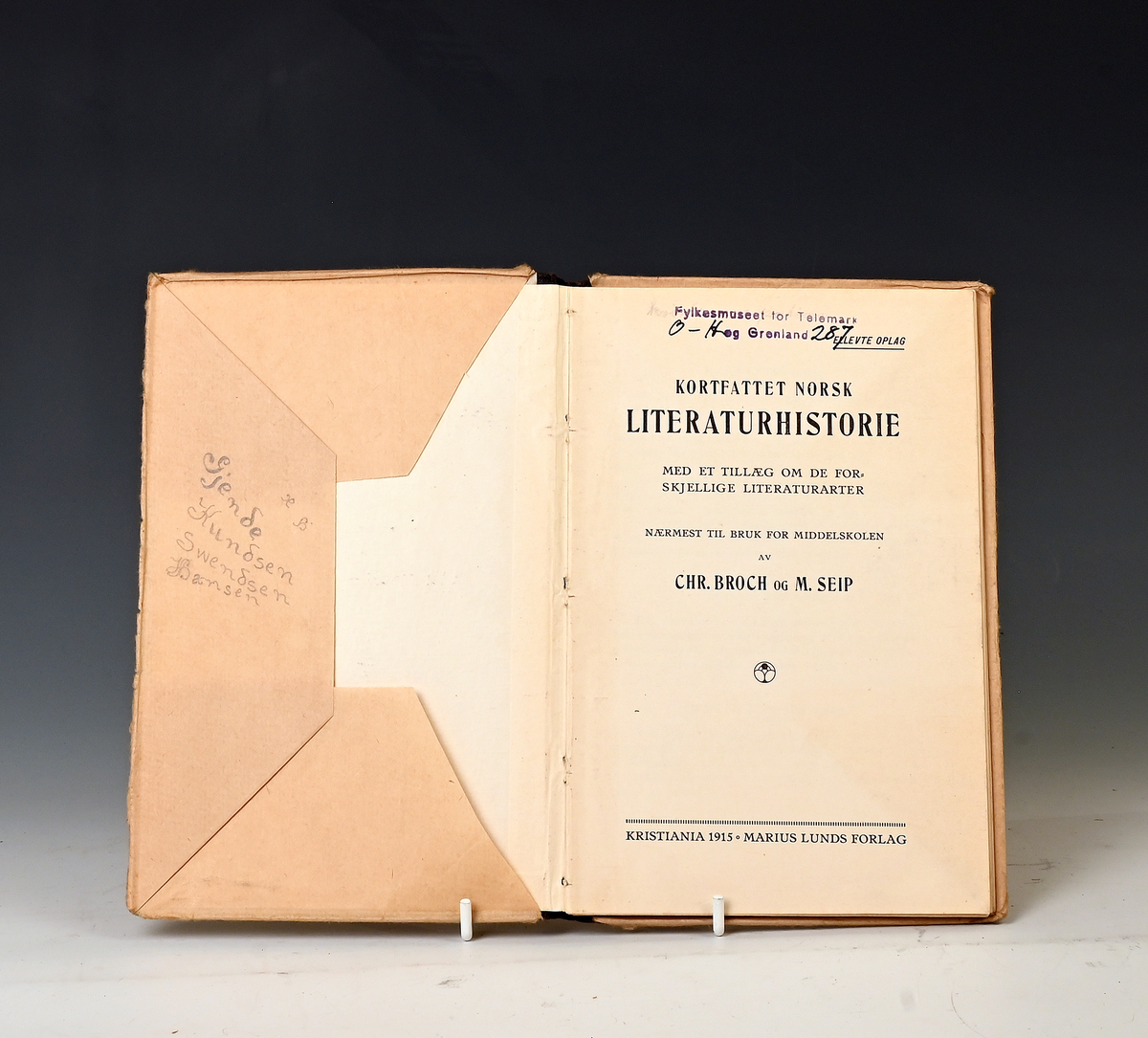 Broch og Seip. Kortfattet norsk litteraturhistorie for middelskolen. Kr.a. 1915. 
C. Broch og Seip. Kortfattet norsk litteraturhistorie for middelskolen. Fjortende oplag,1920