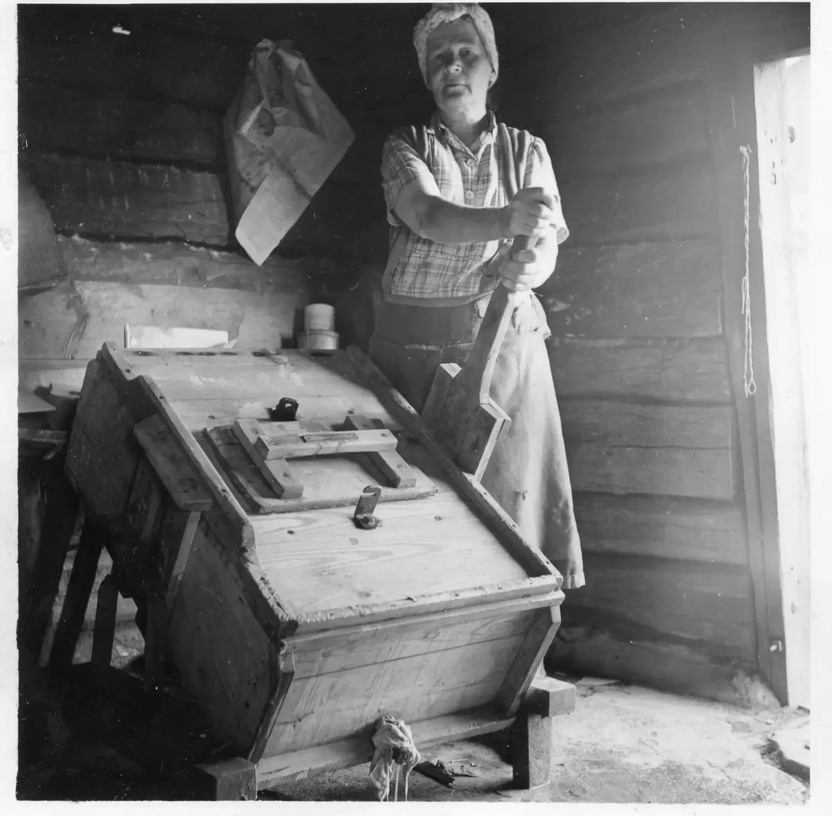 Augusta Jansson vid stötlådan
Nordiska museet dokumenterade tvätteriverksamhet
