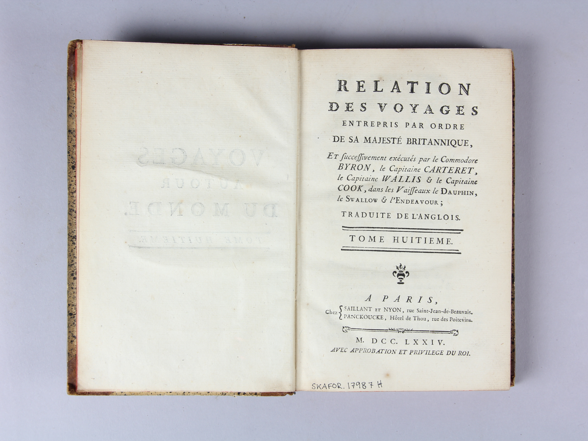 Åttonde delen av inbundet verk i 8 volymer med halvfranskt band. Titelsida, Voyages autour du Monde.
"Relation des voyages entrepris par ordre de Sa Majesté britannique. Et successivement exécutés par le commodore Byron, le capitaine Carteret, le capitaine Wallis & le capitaine Cook dans les vaisseaux le Dauphin, le Swallow & l'Endeavour. Traduite de l'anglois. Tome Huitieme.
A Paris, chez Saillant et Nyon, rue Saint-Jean-de-Beauvais. Panckoucke, Hôtel de Thou, rue des Poitevins. M. DCC. LXXIV. Avec approbation, et privilège du roi."