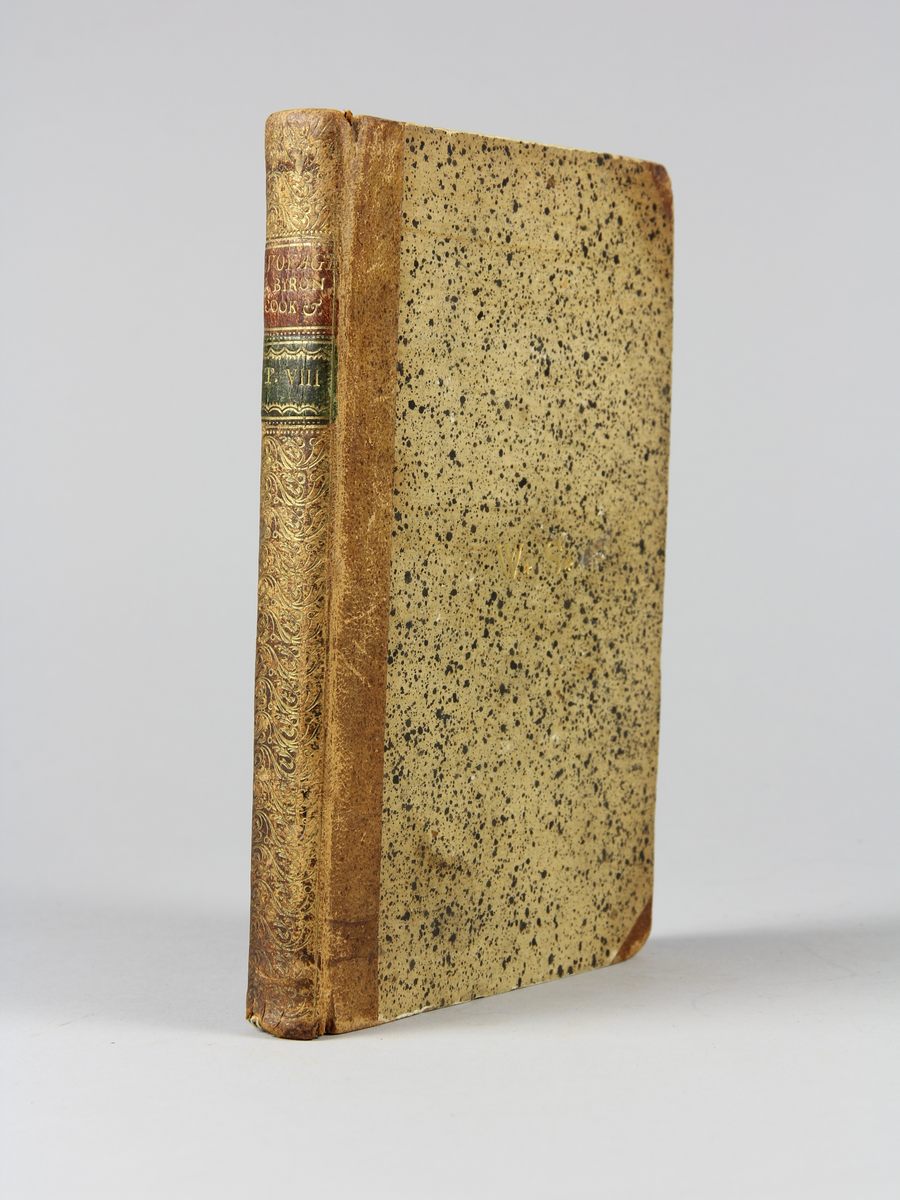 Åttonde delen av inbundet verk i 8 volymer med halvfranskt band. Titelsida, Voyages autour du Monde.
"Relation des voyages entrepris par ordre de Sa Majesté britannique. Et successivement exécutés par le commodore Byron, le capitaine Carteret, le capitaine Wallis & le capitaine Cook dans les vaisseaux le Dauphin, le Swallow & l'Endeavour. Traduite de l'anglois. Tome Huitieme.
A Paris, chez Saillant et Nyon, rue Saint-Jean-de-Beauvais. Panckoucke, Hôtel de Thou, rue des Poitevins. M. DCC. LXXIV. Avec approbation, et privilège du roi."