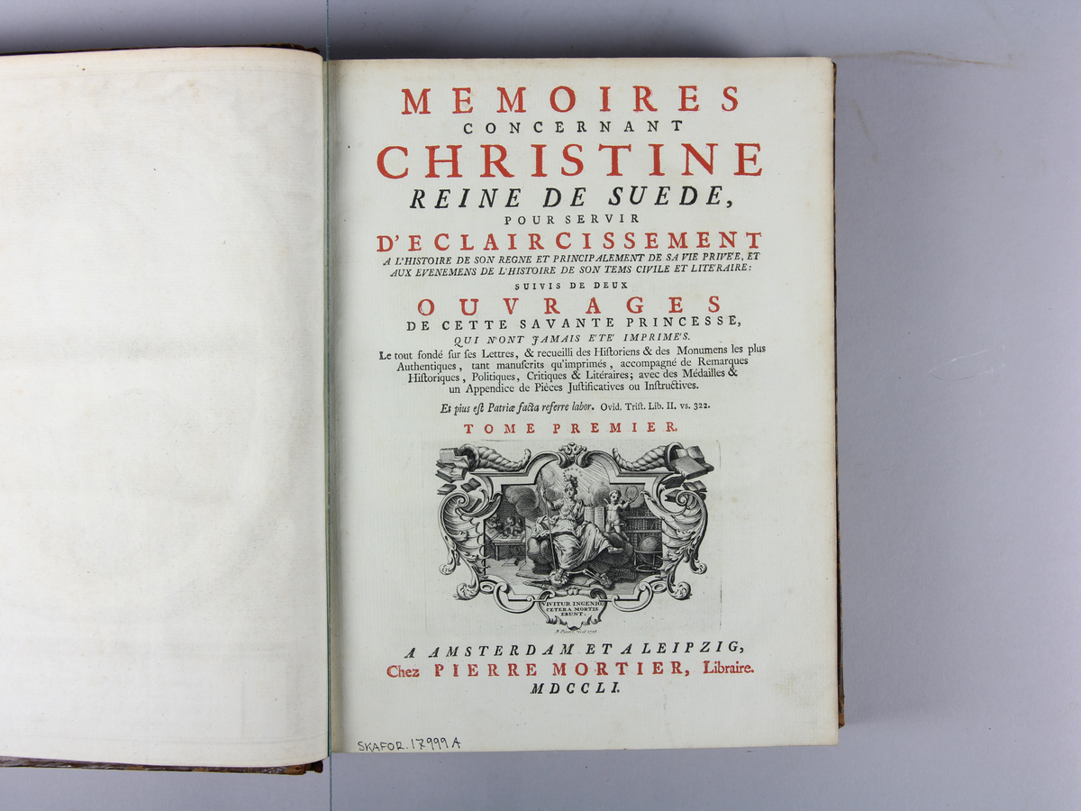 Bok tryckt i 1751. Helfranskt band med guldprägling i ryggen. Insidan av pärmen marmorerad i rött, blått och gult. Försättsblad med tryck av drottning Kristina efter Bourdon. Titelsida: "Memoires concernant Christine reine de Suede , pour d´eclarissement A L´histoire de son regne et princip alement de sa vie priveé, et aux evenemens de l´histoire de son tems civile et literaire ..."