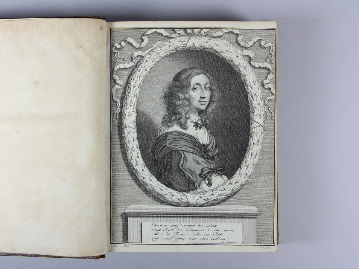 Bok tryckt i 1751. Helfranskt band med guldprägling i ryggen. Insidan av pärmen marmorerad i rött, blått och gult. Försättsblad med tryck av drottning Kristina efter Bourdon. Titelsida: "Memoires concernant Christine reine de Suede , pour d´eclarissement A L´histoire de son regne et princip alement de sa vie priveé, et aux evenemens de l´histoire de son tems civile et literaire ..."