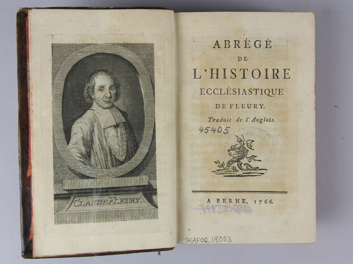 Bok tryckt år 1766. Helfranskt band med guldpräglad rygg. Insidan av pärmen marmorerad i grönt, rött och blått. Titelsida; "Abrège de L `historie Ecclésiastique de fleury. Tranduit de l'Anglois."