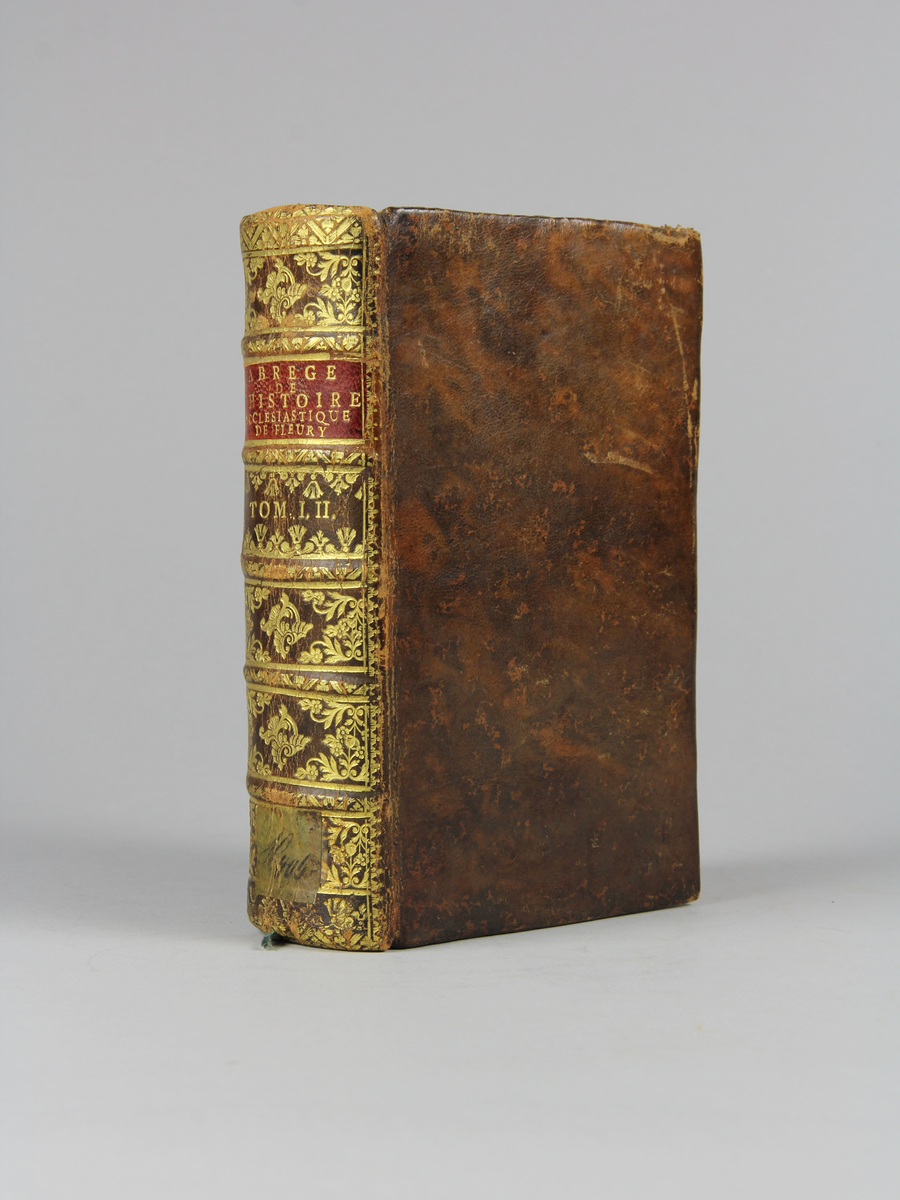 Bok tryckt år 1766. Helfranskt band med guldpräglad rygg. Insidan av pärmen marmorerad i grönt, rött och blått. Titelsida; "Abrège de L `historie Ecclésiastique de fleury. Tranduit de l'Anglois."