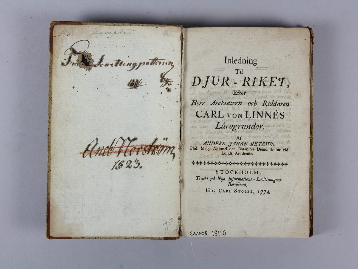 Bok tryckt i Stockholm 1772. Halvfransk band med guldpräglad rygg. Titelsida med text "Inledning till djur-riket: efter herr archiatern och riddaren Carl von Linnés lärogrunder af Anders Jahan Retzius, Phil. Mag Adjunkt och Botanices Demonstrator vid Lunds Academie. Stockholm, Tryckt på Nya Informations-Inrättningens bekostnad, Hos Carl Stolpe 1772".