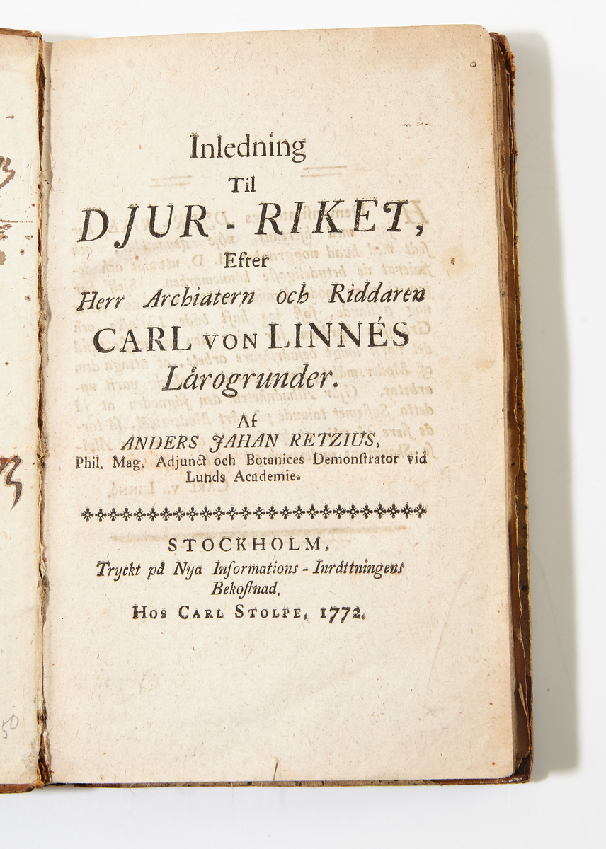 Bok tryckt i Stockholm 1772. Halvfransk band med guldpräglad rygg. Titelsida med text "Inledning till djur-riket: efter herr archiatern och riddaren Carl von Linnés lärogrunder af Anders Jahan Retzius, Phil. Mag Adjunkt och Botanices Demonstrator vid Lunds Academie. Stockholm, Tryckt på Nya Informations-Inrättningens bekostnad, Hos Carl Stolpe 1772".