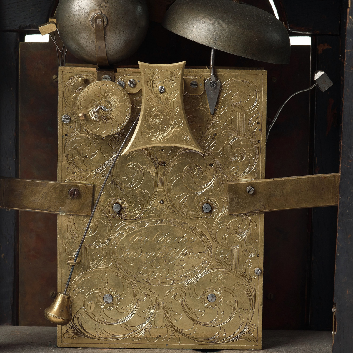 Bordsur med rektangulärt fodral av ebenholts och ek. Fodralet har upptill en överdel i form av en bruten kupol som är krönt med ett postament. Överdelen är dekorerad med beslag av förgylld brons. Beslagen är formade som rocailler och urnor med eldslågor. Fodralets framsida har en inglasad kvadratisk urtavla som avslutas upptill med halvcirkelformat krön. Krönet är flankerat av två fält med sågade ornament i trä. Urtavlan är rund med försilvrad yta. Visare för timmar och minuter samt kalender datum. Urtavla har både arabiska och romerska siffror. 

I hörnen brännförgyllda svickelornament i form av kartuscher. I urtavlans halvcirkelformade överstycke finns en mindre försilvrad urtavla och visare med graverad text "Strike" och "Silent" samt namn och adress för urmakaren. Den mindre urtavlan är omgiven av brännförgylld växtornamentik. Fodralets har fyra hörn som är dekorerade med ornament i förgylld brons formade som romerska soldater med plymer. Urets sidor har runda och rektangulära glasade fönster. Baksidan är glasad och visar en graverad tavla för pendel och klangskålar. Uret vilar på en sockel med förgyllda volutformade fötter. Urverk med flera olika klangskålar och förgyllda delar,