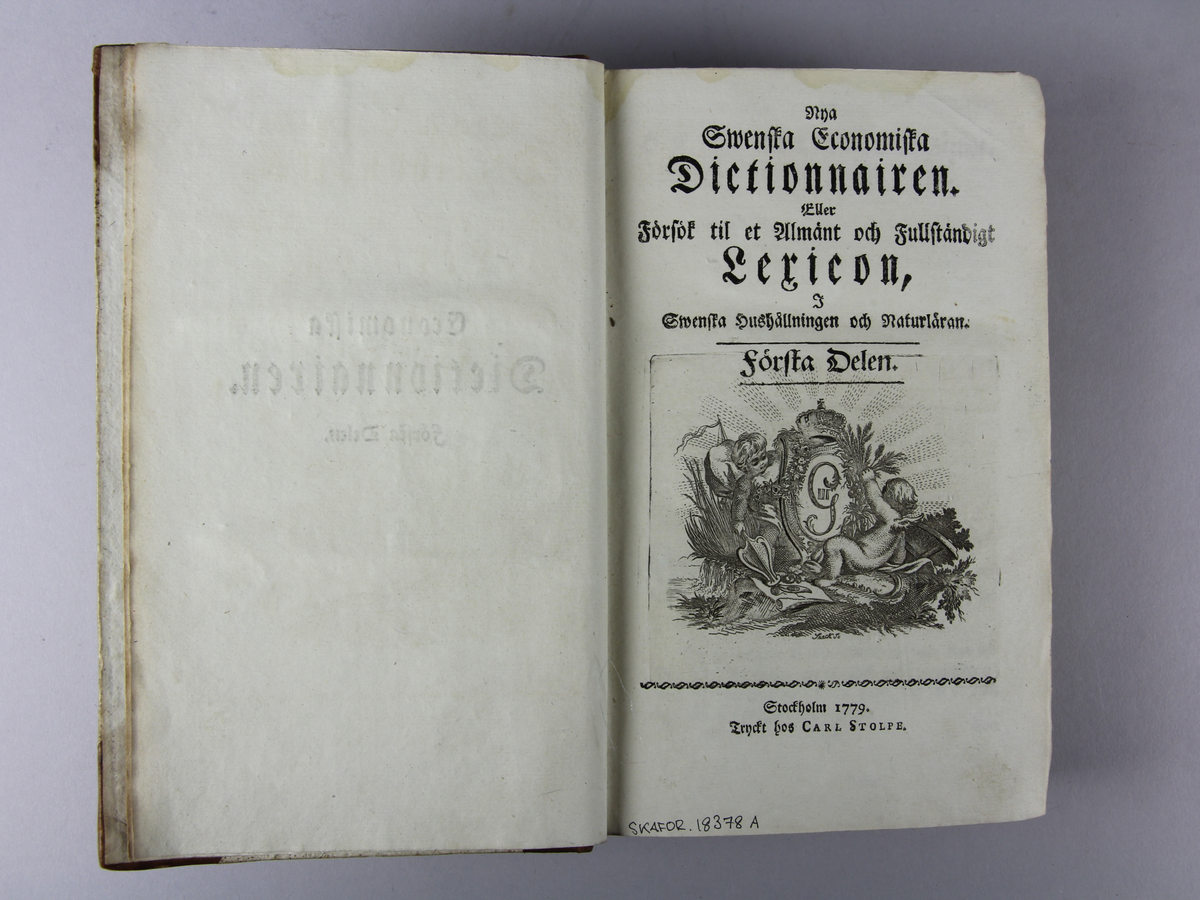 Bok tryckt 1779. Första delen av tre delar. Halvfranskt band. Rygg med guldprägling, pärm med marmorerat papper i brunt och klädda pärmhörn. Försättsblad med titel "Nya swenska economiska dictionnairen, eller Försök til ett allmänt och fullständigt lexikon i swenska hushållningen och naturlära, första delen. Stockholm 1779, Tryckt hos CARL STOLPE."